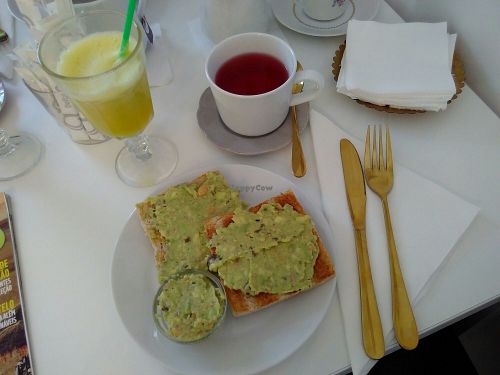 Guacamole with seeds and dry fruits on toast at Maçã de Eva in Viana Do Castelo