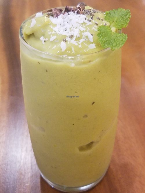 Mango green tea smoothie at Raw Vega in Bangkok
