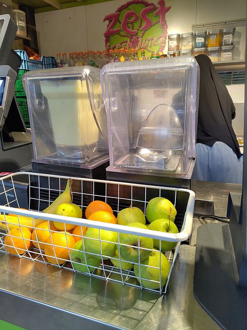 Freshly made smoothies at Zest in Ghent