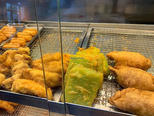 Fried bananas and curry puff at Delisnacks 德利食 - Shunfu Mart in Central Singapore
