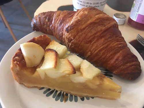 Apple pie and croissant at Moko Veggie Cafe - Anjos in Lisbon