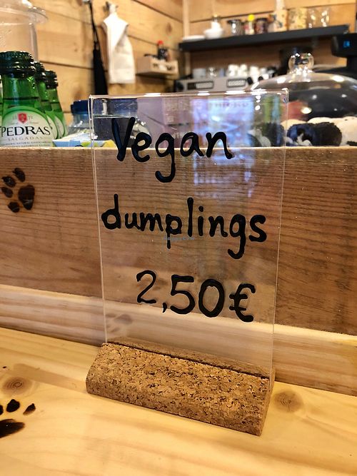 Vegan dumplings served at Moko Veggie Cafe - Anjos in Lisbon