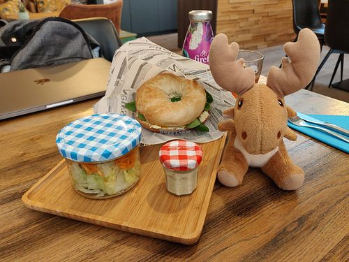 Vegan bagel with hummus & mango chutney at Potvolkoffie in Lokeren