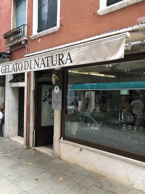 Outside at Gelato Di Natura in Venice