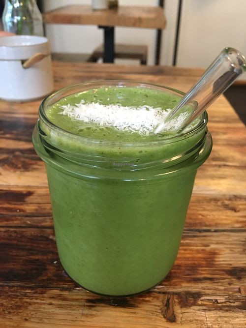 Gruen smoothie at Kaffee Ingwer in Berlin
