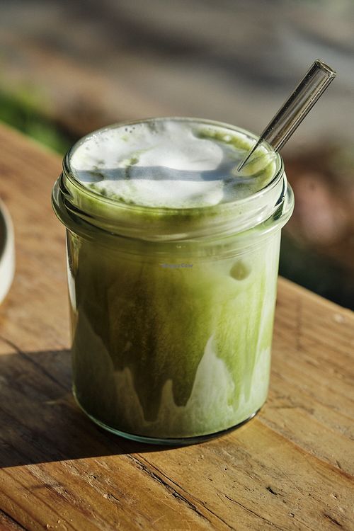 Iced-Matcha Latte mit Mandelmilch at Kaffee Ingwer in Berlin