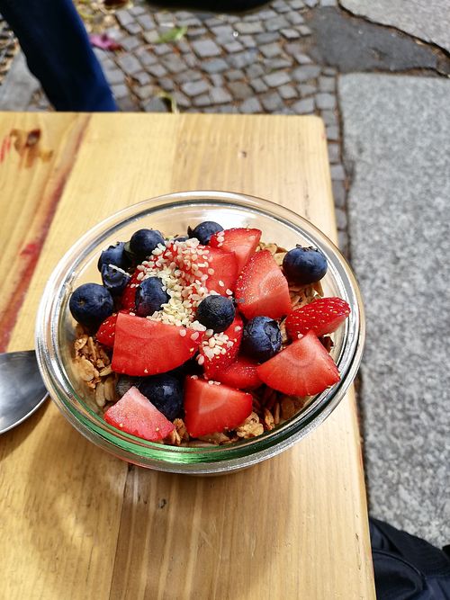 Joghurt mit Granola und frischen Früchten at Kaffee Ingwer in Berlin