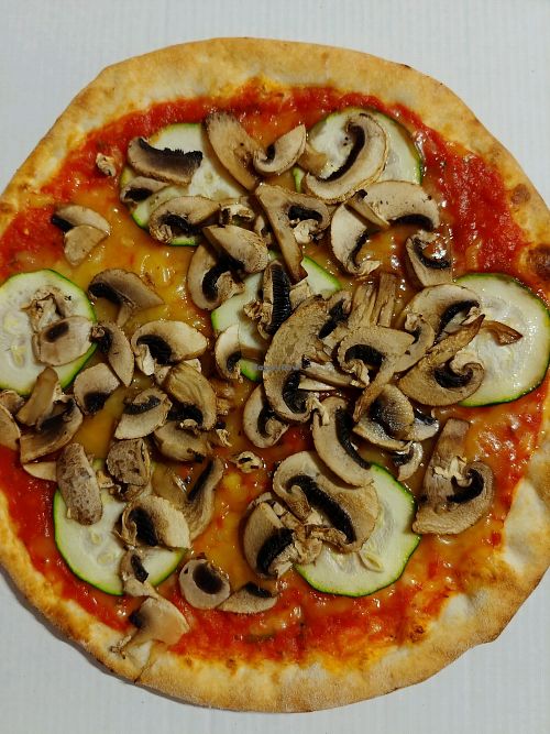 Pizza with mushrooms, zucchini and vegan cheese at Pizzeria Party in Wittlich