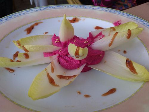 Red hummus+chicoree at Canadu in Malaga