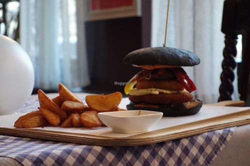 No. 223 Schnitzel burger with activated carbon-coloured bun and potato wedges (vegan) at Kamels in Bad Bergzabern