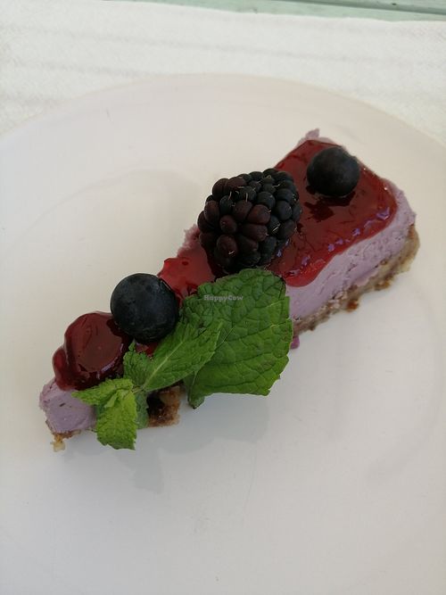 Veganer Käsekuchen mit Beeren at Bio.Tequim Vegetariano Restaurante in Tavira