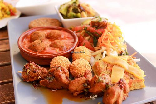 vegan plate (soy balls in tomato sauce, seitan kebabs, soy patty, salad, vegetable gratin, etc.) at El Vegetariano de la Alcazabilla in Malaga