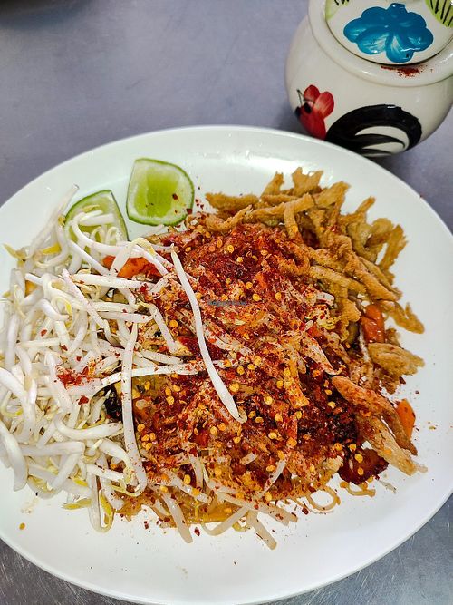 Pad Thai with dried chilies at Raan Midr J - ร้าน มิตรเจ in Udon Thani