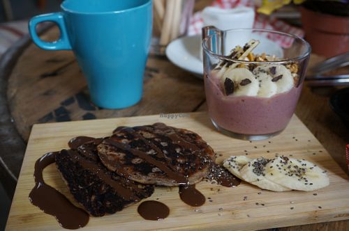 Aça bowl + pancakes at Les Bols d'Antoine in Paris