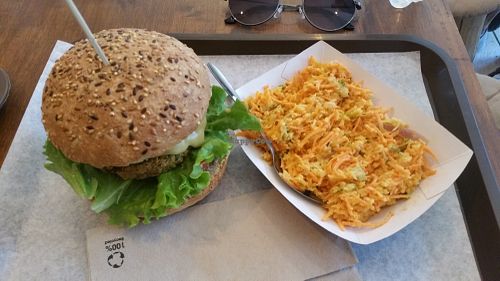 "Le Yellow" burger (with a curry sauce and a slice of pineapple) with a side of coleslaw at The Wild Note in Bordeaux