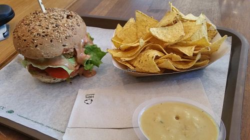 "Le Country" burger (marinated bell peppers, "american" sauce,...) 
Nachos and cheesy sauce  at The Wild Note in Bordeaux