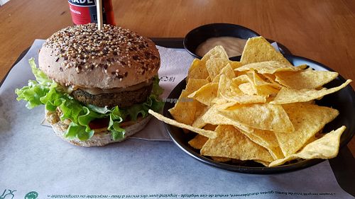 Burger and cheezy nachos at The Wild Note in Bordeaux