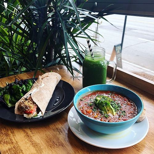 Wrap tofu, quinoa et tempeh, Chili avec pain et beurre végétalien, Smoothie vert at Quebud Cafe in Montreal
