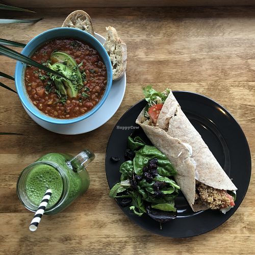 Wrap tofu, quinoa et tempeh, Chili avec pain et beurre végétalien, Smoothie vert at Quebud Cafe in Montreal