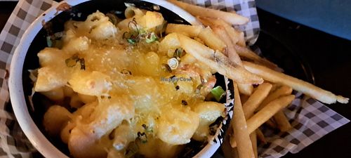 Mac and cheese, vegan bacon and onions with chips at Drury Street Bar & Kitchen in Glasgow