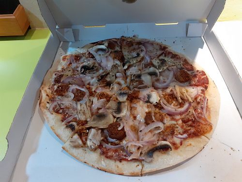 Mushroom pizza at Valen Pizza in Valencia