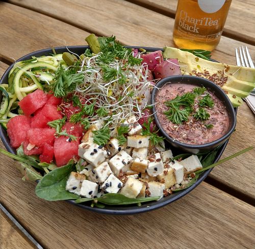 Summer bowl with additional avocado at Nährstoff-Reich in Bochum