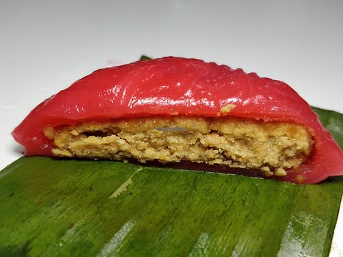 Ang ku kueh with peanut stuffing at Ji Xiang Everton 吉祥红龟粿 - Everton Park in Central Singapore