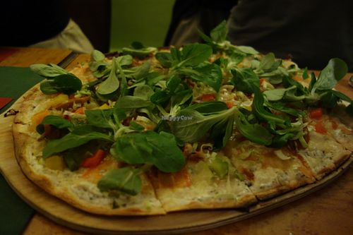 G24 Bacon & Garlic (with vegan cream, diced potatoes, vegan bacon, red onions, vegan cheese, and garlic oil) at Flammerie Alt-Saarbrücken in Saarbrucken