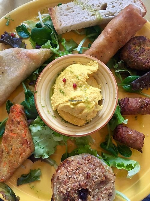 Appetisers selection: hummus, Thai roll, quinoa ball, empanada, among others at Fiumefreddo Bio in Venice