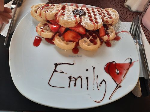 Vegane Waffel mit Erdbeeren und Erdbeersoße at Wonder Waffel in Furth