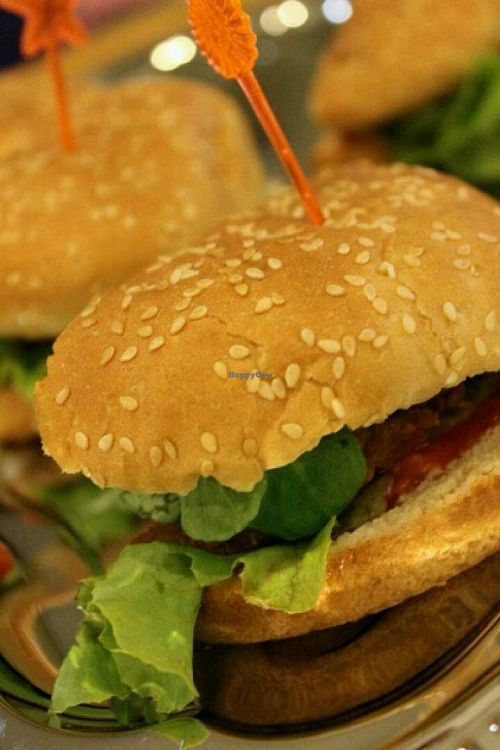 Deliciosas hamburguesas at Loving Hut in Valencia