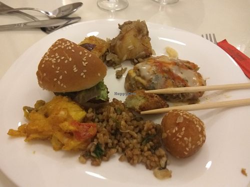 hamburguesa, patatas al curry, croquetas, pakoras, arroz at Loving Hut in Valencia