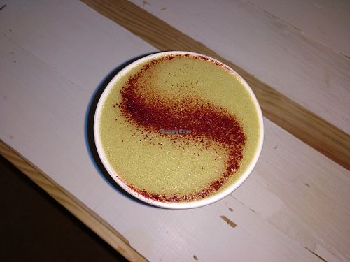 Té matcha con cúrcuma y bebida de chufa. at BEAT Brew Bar in Valencia