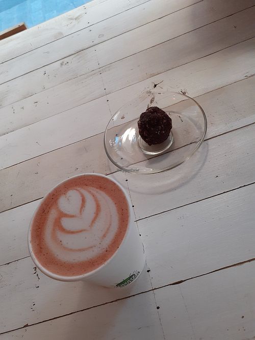 Remolatte with oat milk at BEAT Brew Bar in Valencia