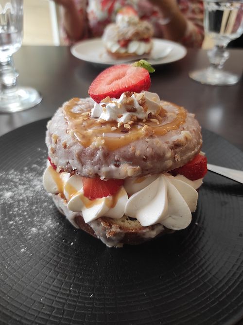 Brunch dessert (Donuts façon fraisier) at Annie's Kitchen in Lille