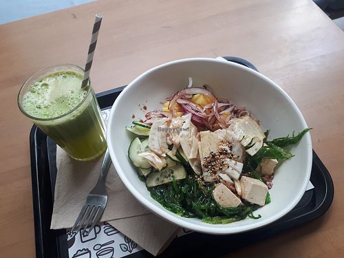 Poke bowl and green juice at beGreen in Valencia