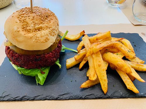 Hamburguesa vegana at Bancal in Madrid