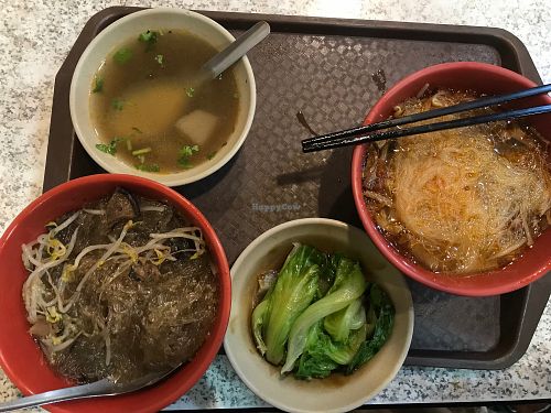 Daikon soup 蘿蔔湯 top left, 蕃茄紅燒麵 right at Shì Dào Sùshí 釋道素食 - Qiū Mama in Taipei