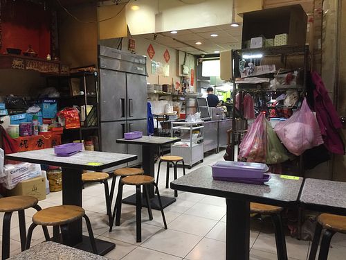 Inside of the restaurant, facing front at Shì Dào Sùshí 釋道素食 - Qiū Mama in Taipei