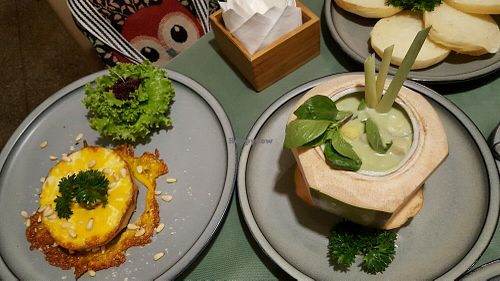 Green curry mushroom soup served with bread, baked sa kê at Pho Da Chay in Hanoi