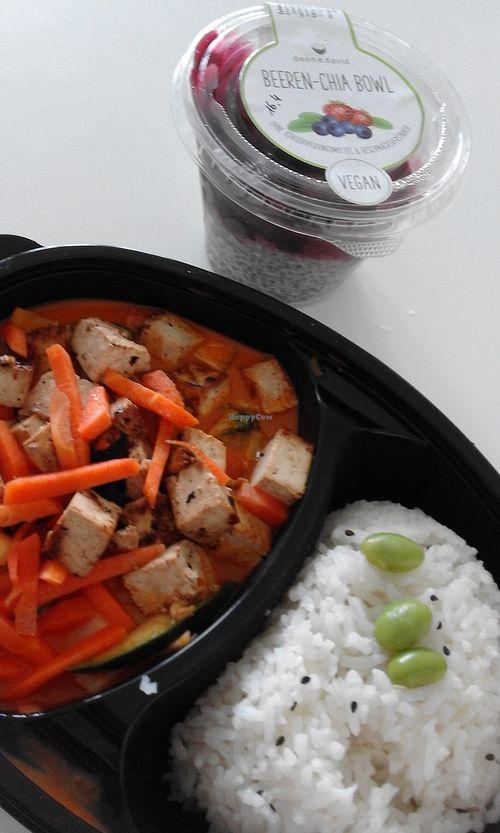 Red Thai curry with tofu and a cup of chia with berries at Dean & David - Am Westerntor 6 in Paderborn