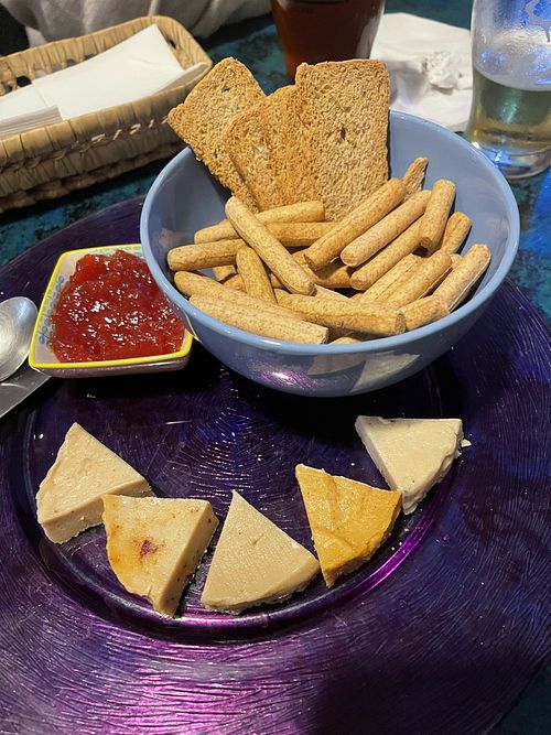 Táboa de queixos vegáns  at Luscofusco in Ourense