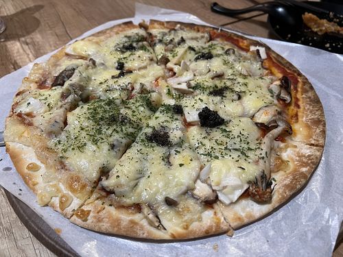 Mushroom pizza - superb #Veganuary at Saute-san 素特-さん in Central Singapore