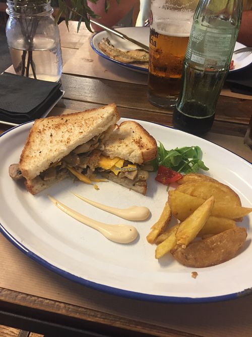 Sándwich de champiñones con queso cheddar 🧀  at Barlovento in A Coruna