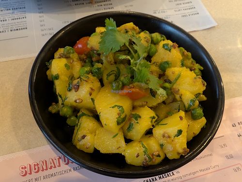 Kartoffeln mit Erbsen at eatDOORI in Mainz