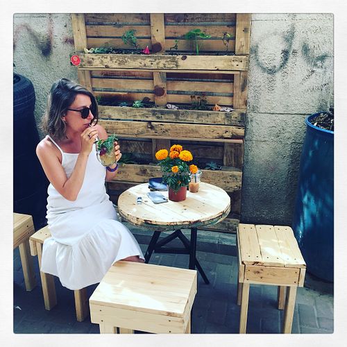 Tranquil outside seating area at Golden Sun Kombucha in Tel Aviv