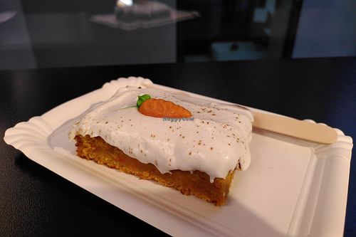 Vegan carrot cake at Palazzo Sandro in Saarbrucken