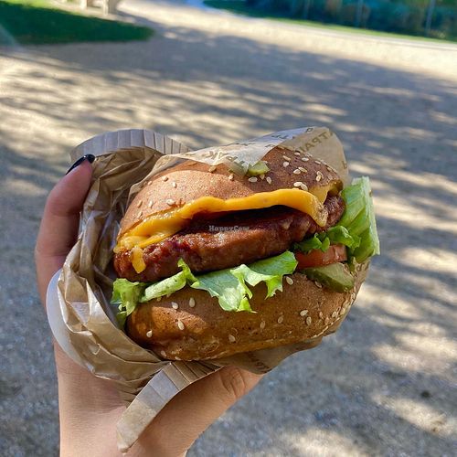 GF cheeseburger   at Hank Cuisine Végétale - Rochechouart in Paris