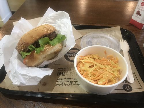 Le touriste et coleslaw salad at Hank Cuisine Végétale - Rochechouart in Paris