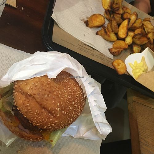Burger and potatoes at Hank Cuisine Végétale - Rochechouart in Paris